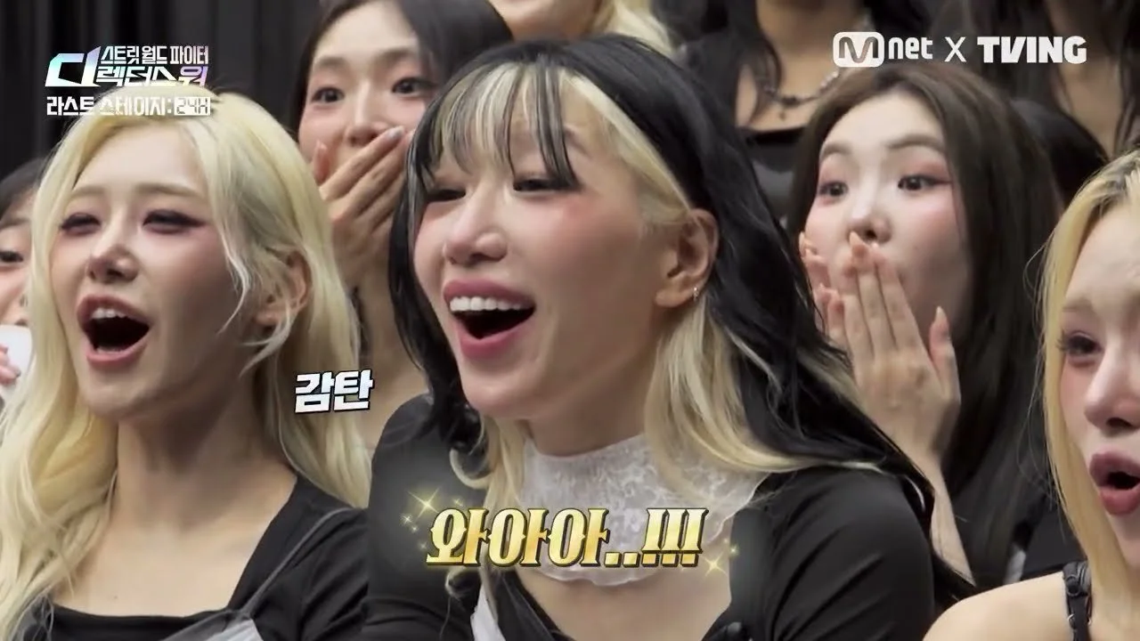 시미즈, 우산 활용한 '타락 천사' 퍼포먼스…날개 형상화한 무대 연출