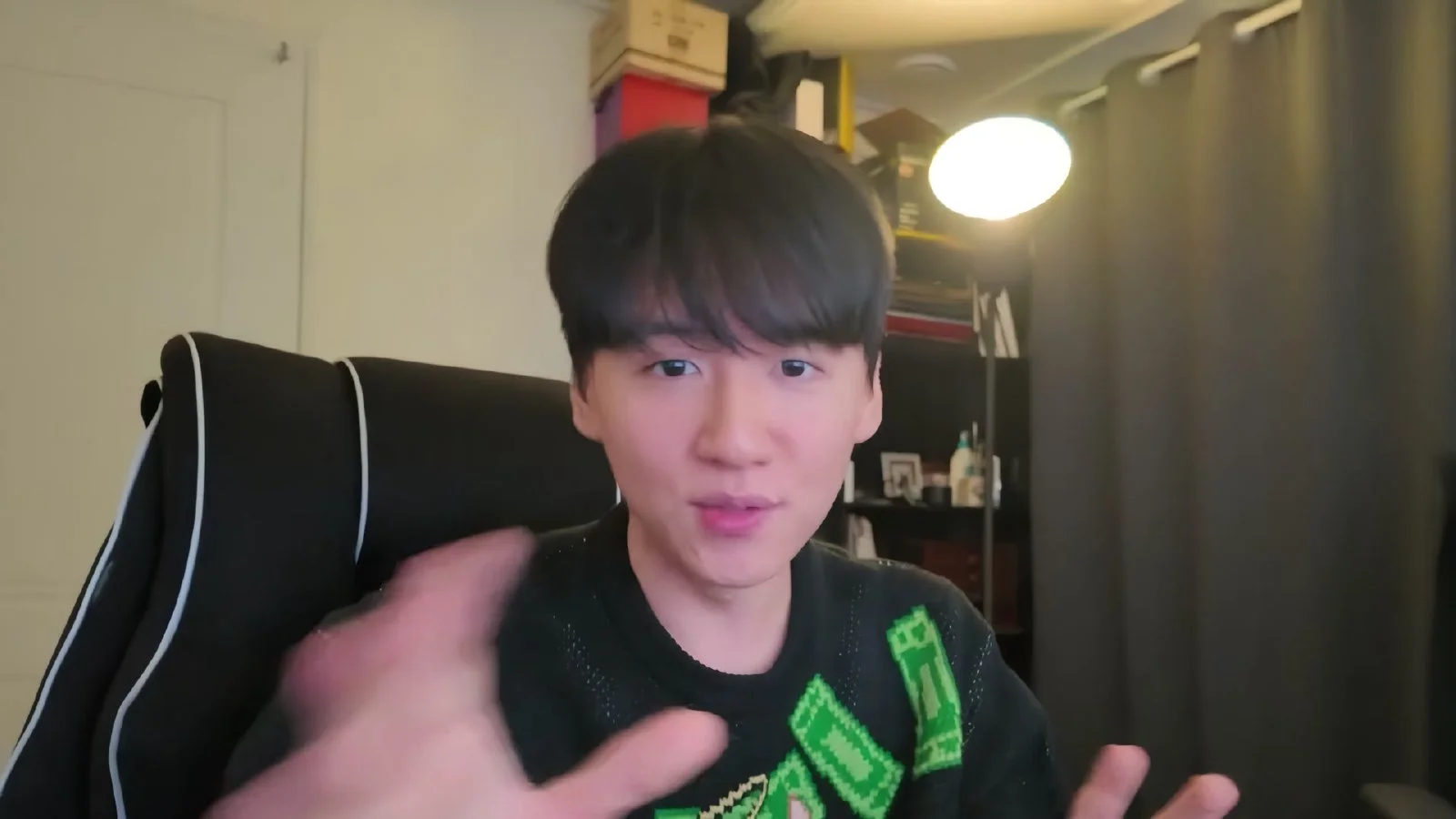 "정가 39만원이 118만원으로"…PH, 직접 발매한 카드 리셀로 수익 전액 기부