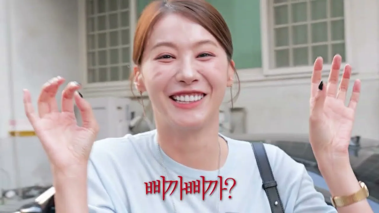 La actriz Yoo In-young descubre el valor de las cartas de Pokémon en una tienda de Gangnam