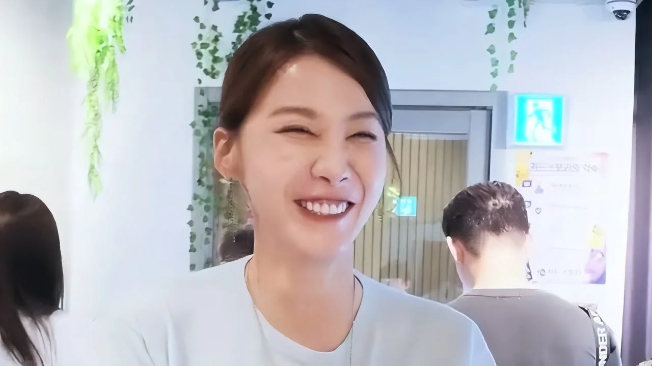 La actriz Yoo In-young descubre el valor de las cartas de Pokémon en una tienda de Gangnam