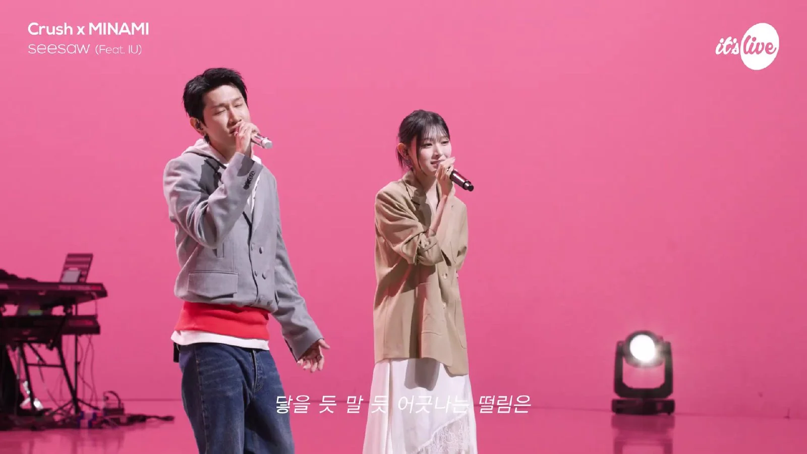 Crush y MINAMI presentan una interpretación en directo de "seesaw (Feat. IU)" con acompañamiento de banda
