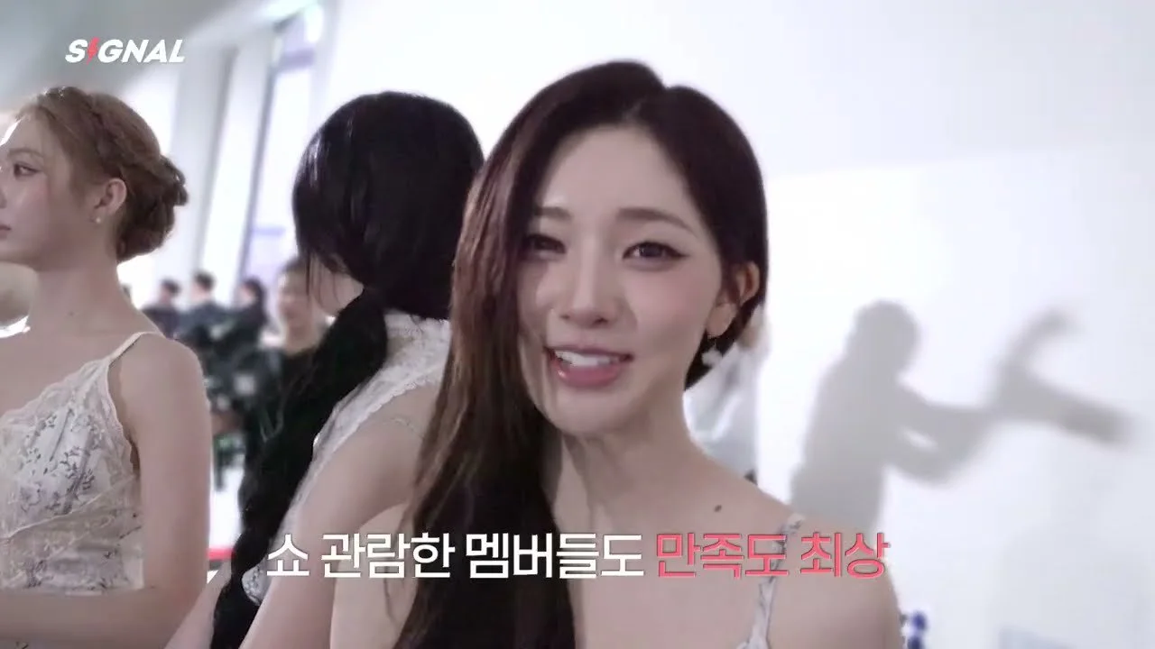 JIWOO de tripleS debuta en su primera pasarela de moda... El "chic" caminar visto por sus compañeras