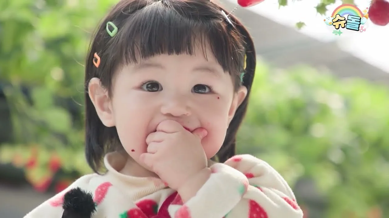 Family Teases Haru as "Drunk on Strawberries" After Farm Visit Where Eating Beat Picking