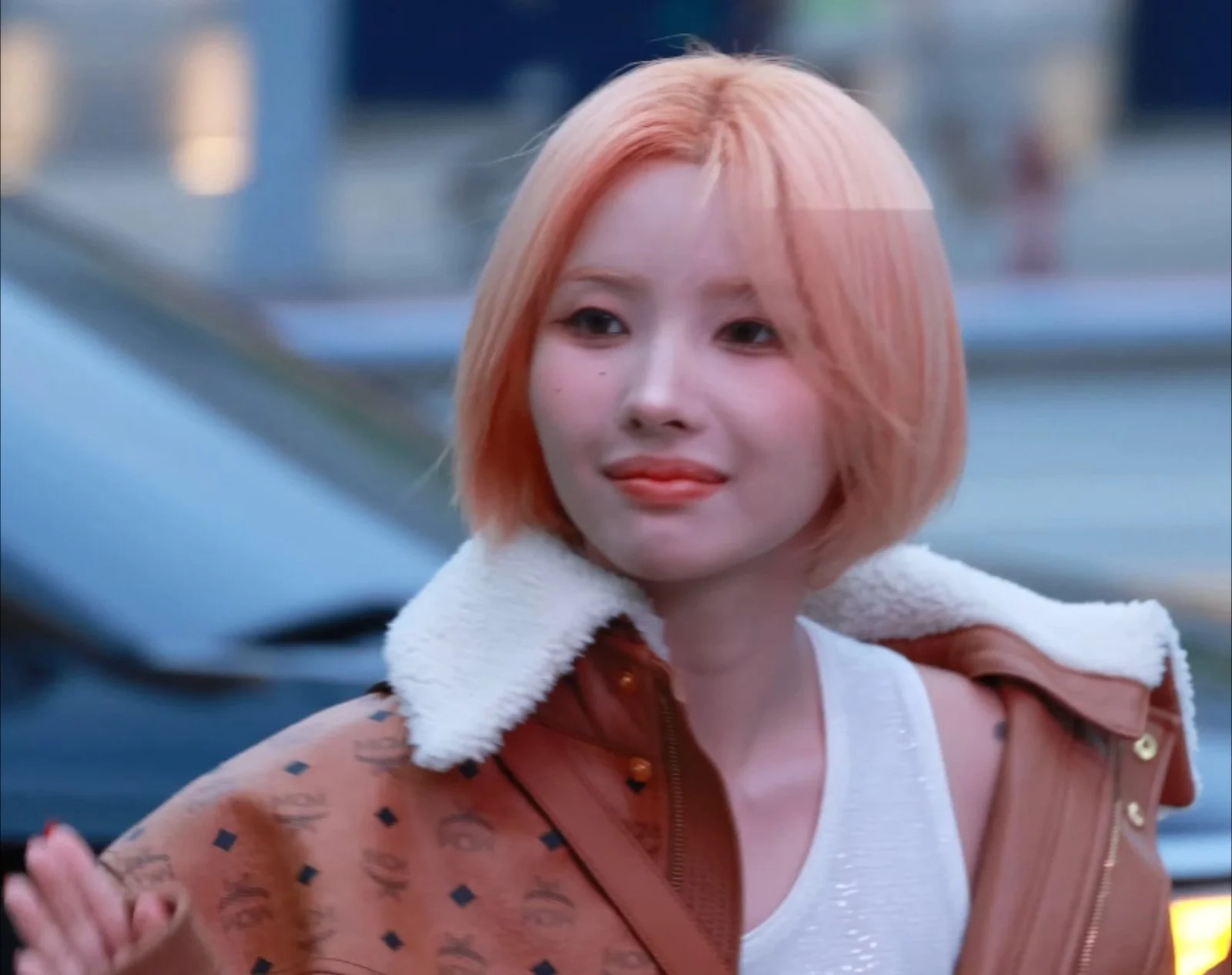 분홍색 단발머리와 갈색 재킷 차림의 가수 소연