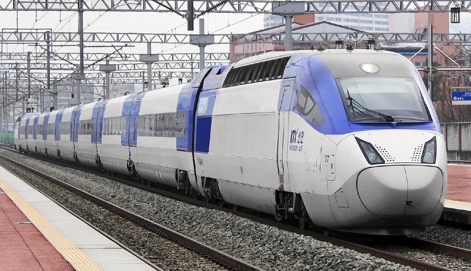 승강장 옆 선로에 정차한 파란색과 흰색 KTX-산천 열차
