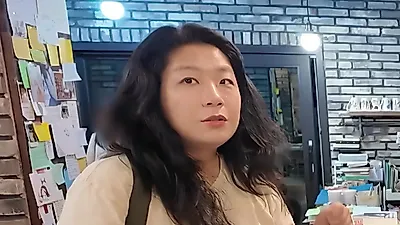 Oh Ji-eun muestra la auténtica gastronomía de Jeonju en un recorrido local