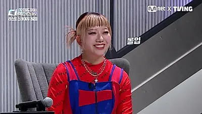 시미즈, 우산 활용한 '타락 천사' 퍼포먼스…날개 형상화한 무대 연출