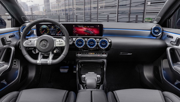 벤츠코리아, 고성능 스포츠 세단 'AMG A 35 4MATIC 세단' 출시 (사진 3)