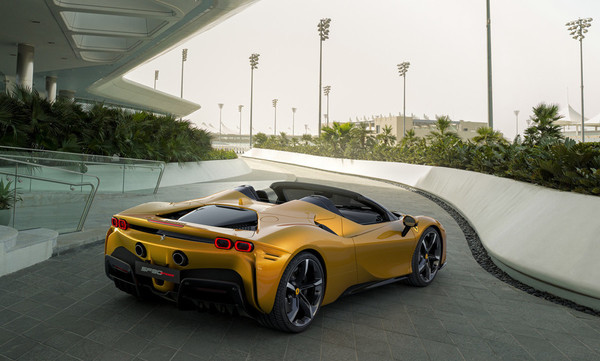 페라리 '1000마력' 플러그인 하이브리드 'SF90 스파이더' 공개 (사진 1)