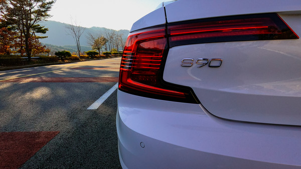 [시승기] 신사의 품격, 볼보 S90 B5 인스크립션 (사진 3)