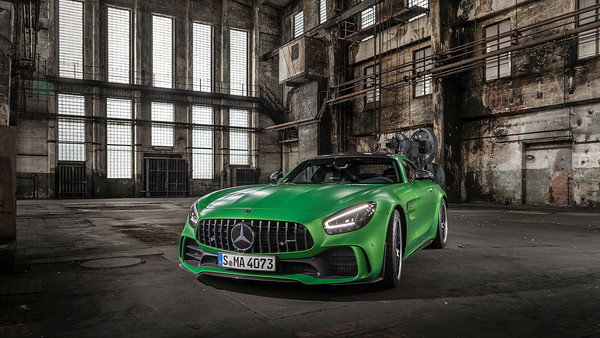 정통 고성능 스포츠카 ‘더 뉴 메르세데스-AMG GT R’ 국내 최초 출시 (사진 2)