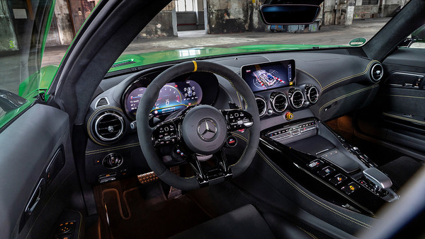 정통 고성능 스포츠카 ‘더 뉴 메르세데스-AMG GT R’ 국내 최초 출시 (사진 4)