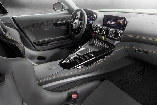 정통 고성능 스포츠카 ‘더 뉴 메르세데스-AMG GT R’ 국내 최초 출시 (사진 5)