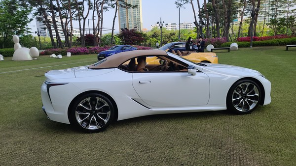 렉서스, 플래그십 스포츠카 ‘LC 500 컨버터블’ 출시 (사진 2)