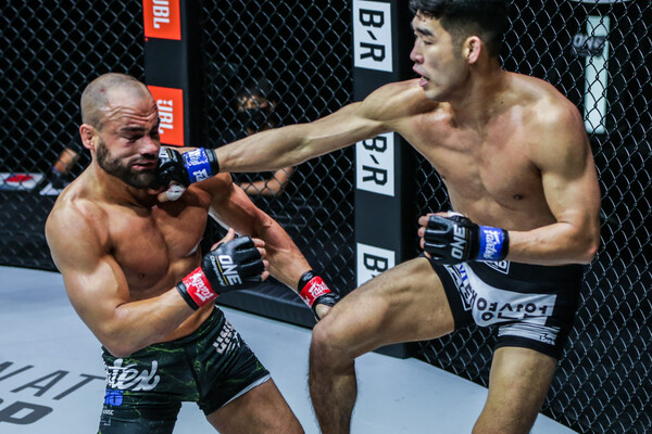 UFC 전 챔프, 원챔피언십 챔프에 망신당한 이유는? (사진 2)