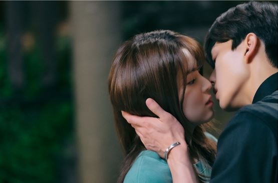 그가 당신에게 푹 빠졌다는 신호 10가지 (사진 7)