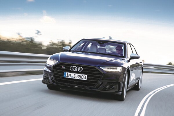 아우디 S8 L TFSI