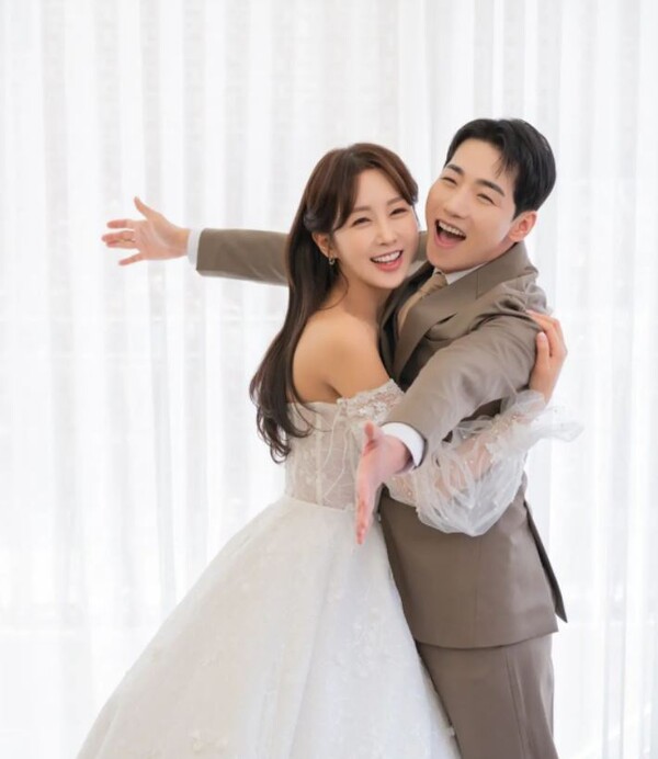 박군♥한영 '달달한 입맞춤' 웨딩화보 공개 (사진 2)