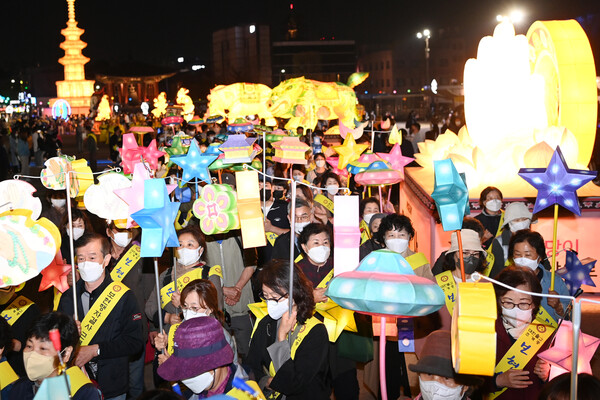 2022 수원 연등축제, 3년 만에 화성행궁 광장 물들이다 (사진 3)