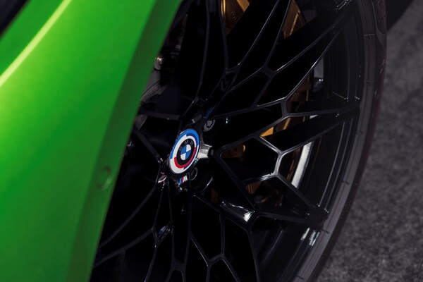 BMW 코리아, M 브랜드 탄생 50주년 기념 클래식 ‘BMW 모터스포츠’ 엠블럼 장착 모델 한정 판매 (사진 3)