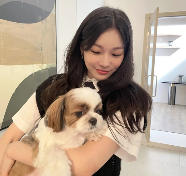 피겨여왕 김연아가 결혼식 3주 전 공개한 드레스 사진 (사진 2)
