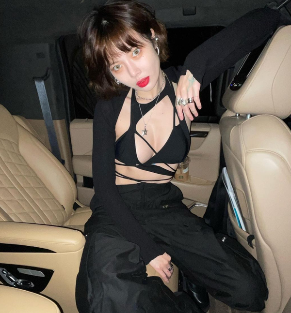 '던♥' 현아, 과감한 하의실종룩 셀카 (사진 2)